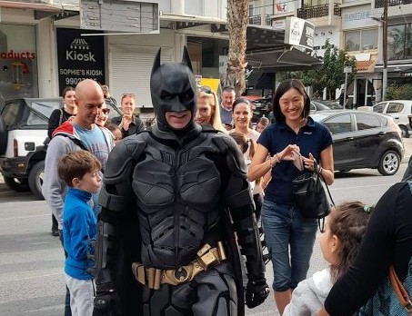 Ο Batman μαζί με τους γονείς στη Πάφο… στις διαμαρτυρίες για τις μάσκες VID)