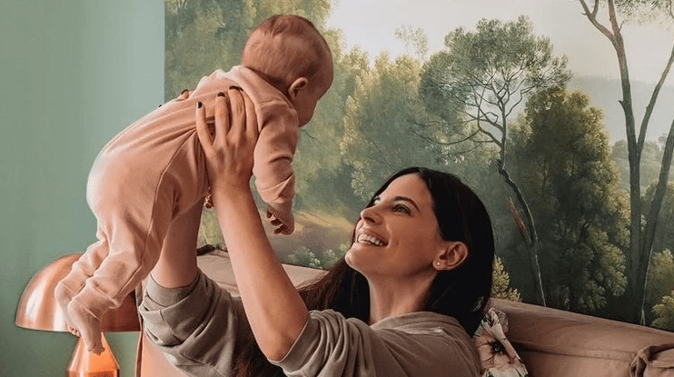 H Χριστίνα Μπόμπα νανουρίζει την κόρη της και είναι ό, τι πιο γλυκό