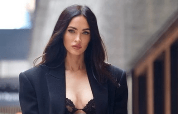 Megan Fox: Στη Σαντορίνη με τον σύντροφό της