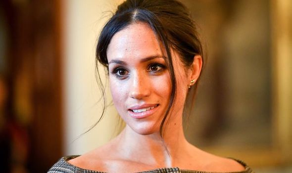 Meghan Markle: Βγήκε για ψώνια με magenda φόρεμα και λευκό παλτό