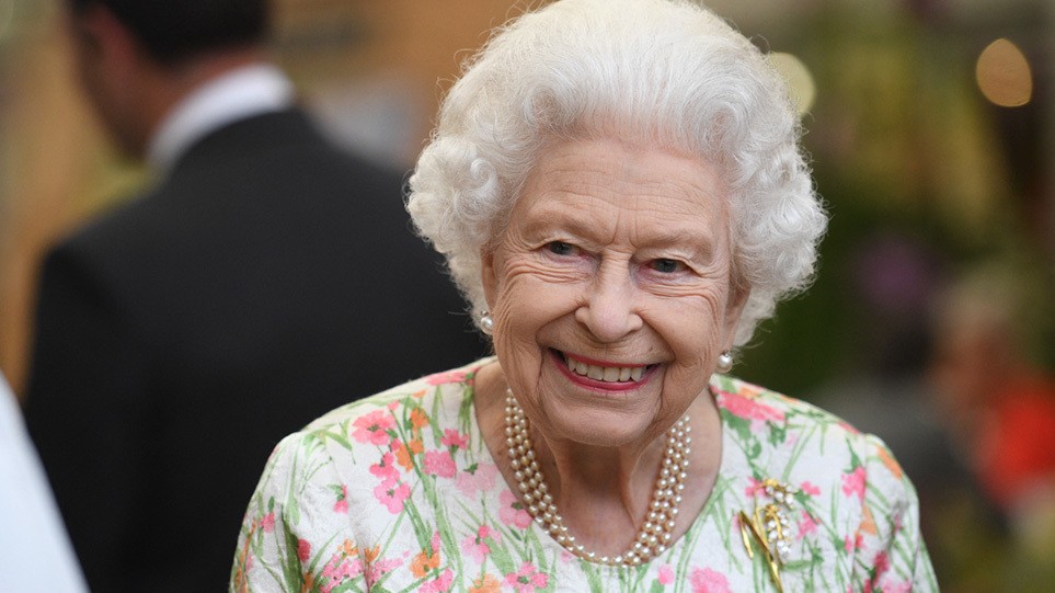 Βασίλισσα Ελισάβετ: Ο γλυκός σκυλάκος της καλωσορίζει τον υπεύθυνο ασφαλείας στο κάστρο του Windsor