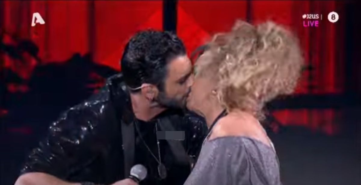 J2US: Ανατρεπτικό! Ο Μαρίνος Κόνσολος φίλησε στο στόμα την Ελένη Δήμου