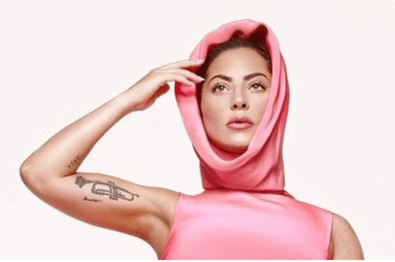 H Lady Gaga ποζάρει γυμνή για τη Vogue και μιλά για το “House of Gucci”