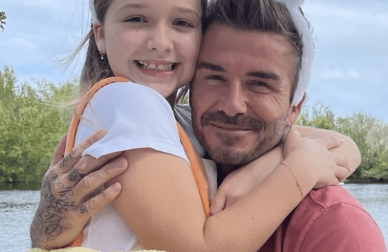 Victoria Beckham: Απαθανατίζει τον David Beckham που μαθαίνει στην κόρη τους να μαγειρεύει – Το τρυφερό βίντεο