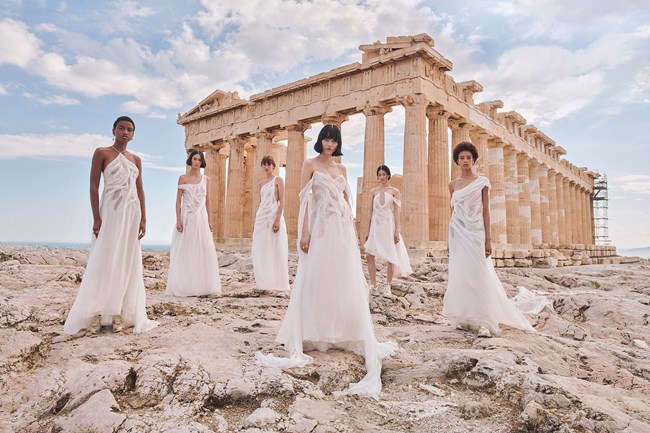 Ο οίκος Dior “ποζάρει” και “αποθεώνει” την… Ακρόπολη και την Ελλάδα