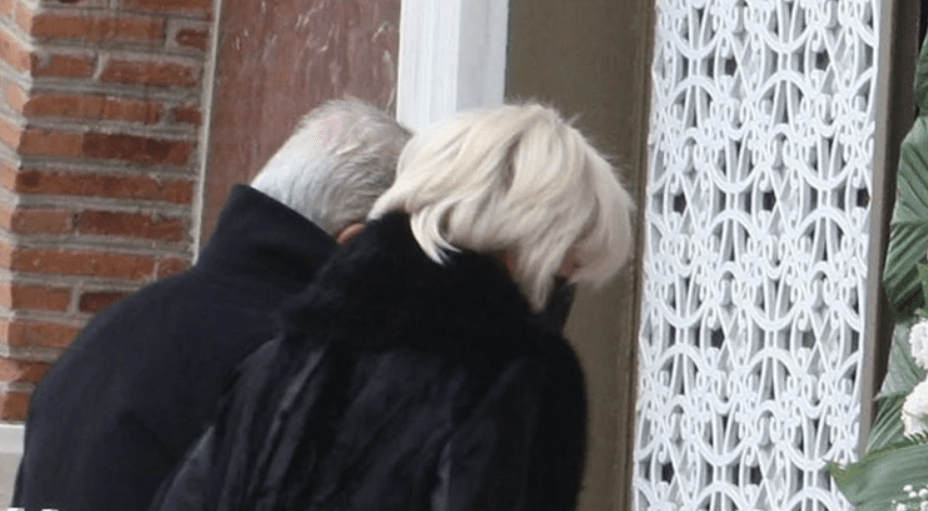 Γιώργος Τράγκας: Συντετριμμένη η σύζυγός του Μαρία Καρρά στην κηδεία του