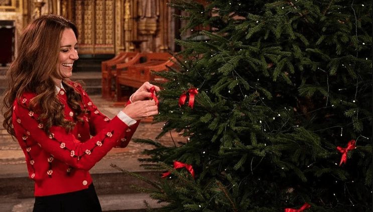 Kate Middleton: Στόλισε το χριστουγεννιάτικο δέντρο στο Αββαείο και έστειλε το δικό της συγκινητικό μήνυμα