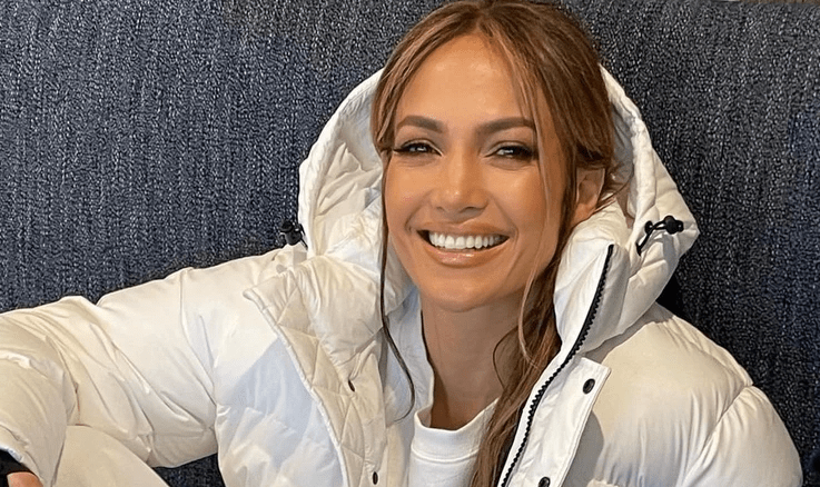 Jennifer Lopez: Ποζάρει χωρίς μακιγιάζ και φίλτρα, ειδικά για τα Χριστούγεννα