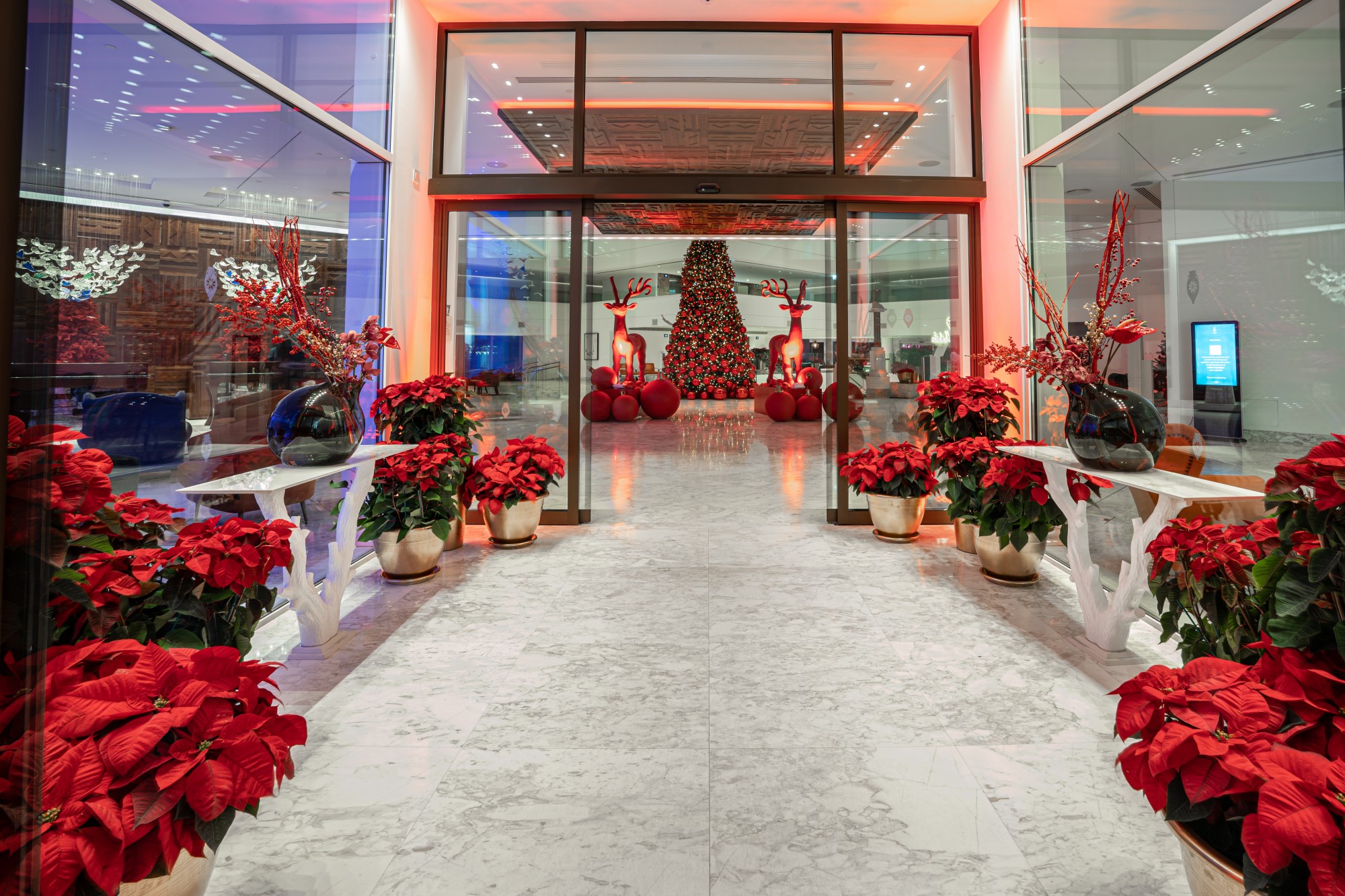 Το “Parklane Resort & Spa” φόρεσε τα γιορτινά του και μας προσκαλεί να ζήσουμε αξέχαστες Χριστουγεννιάτικες στιγμές