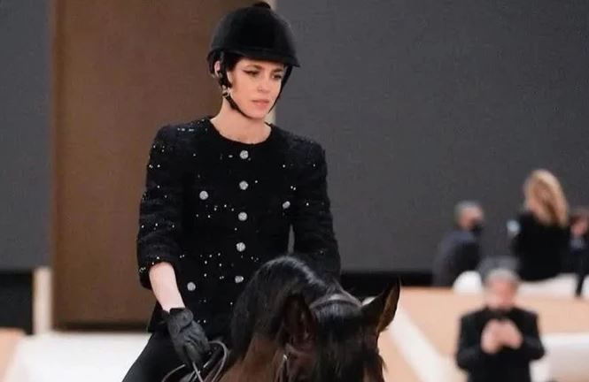 Η Charlotte Casiraghi κάνει πασαρέλα με άλογο στο fashion show της Chanel