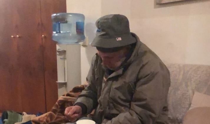 Συγκινεί γνωστός ηθοποιός: Φιλοξενεί άστεγο σπίτι του λόγω χιονιά και καλεί “βοήθεια”