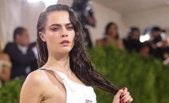 Η Cara Delevingne μιλά για τους αγώνες της να μεγαλώσει «ως queer παιδί» και συγκινεί