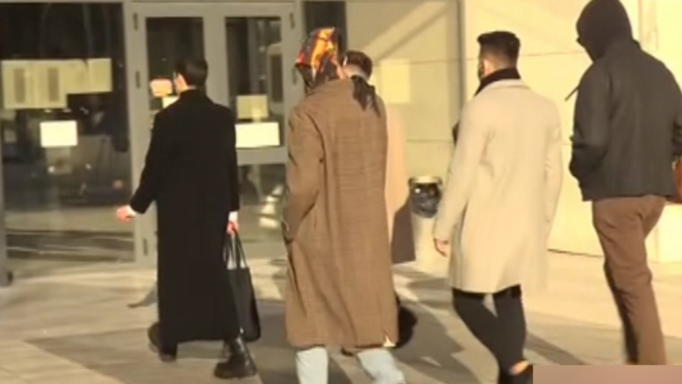 Για πρώτη φορά! Η άφιξη των θυμάτων του Δημήτρη Λιγνάδη στο δικαστήριο!