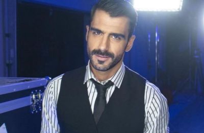 Πιο sexy από ποτέ ο Μαρίνος Κόνσολος ποζάρει ημίγυμνος στην κουζίνα του ενώ μαγειρεύει