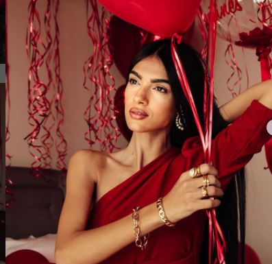 Η Άντρεα Κυριάκου ποζάρει με sexy κόκκινα εσώρουχα στο νέο της σπίτι