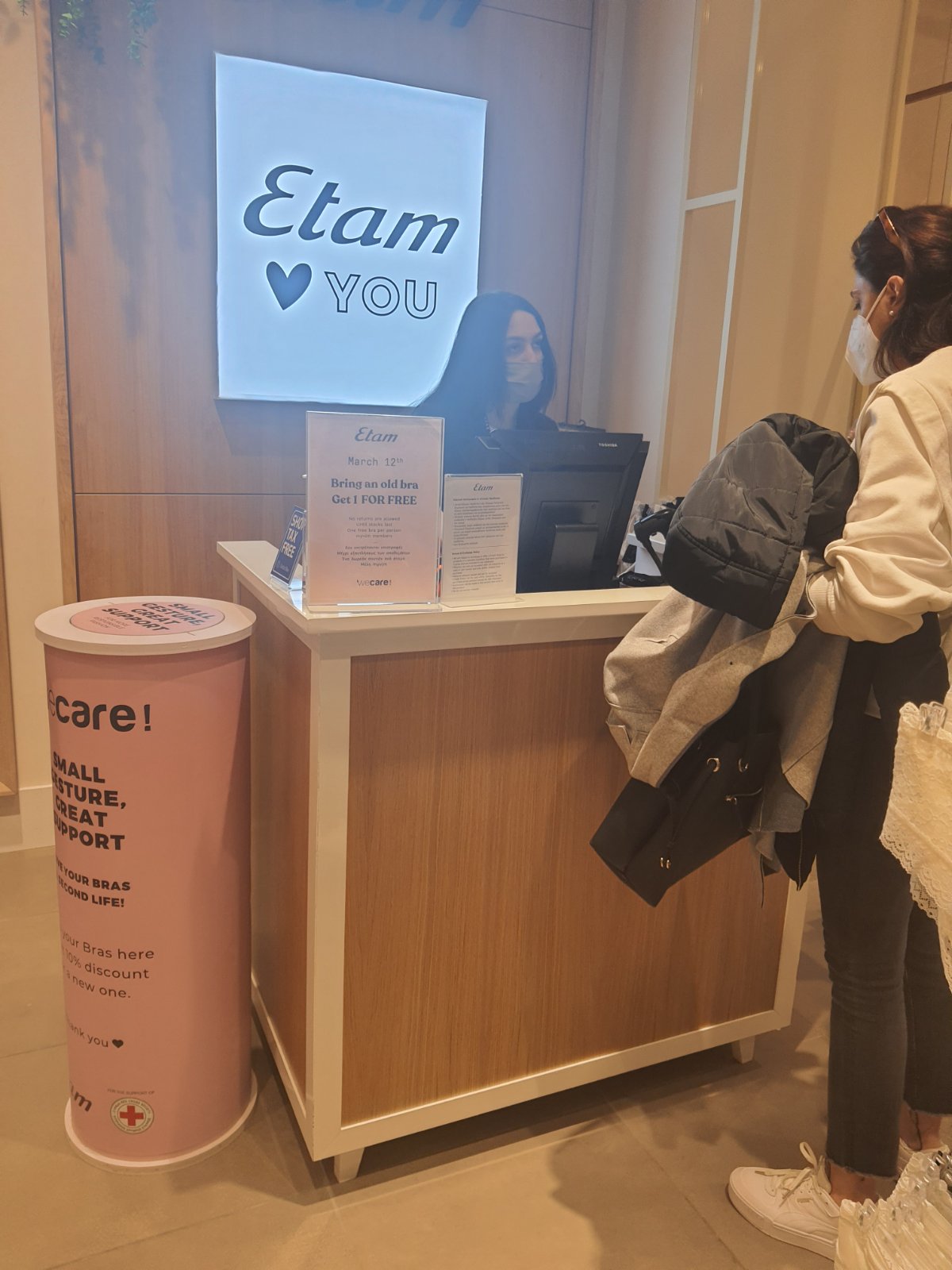 ETAM – Άφησε άναυδες εκατοντάδες γυναίκες -Προσέφερε δωρεάν σουτιέν