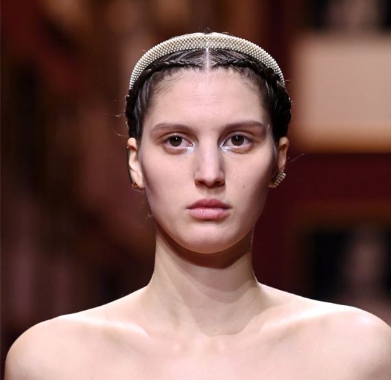 Το beauty trick που είδαμε στο ντεφιλέ του οίκου Dior, χαρίζει φωτεινό βλέμμα