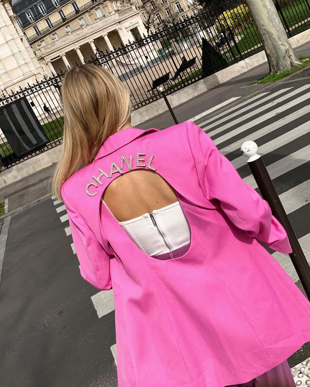 Η νέα Chanel τσάντα είναι πρακτική και πρωταγωνιστεί ήδη στα looks των fashion girls