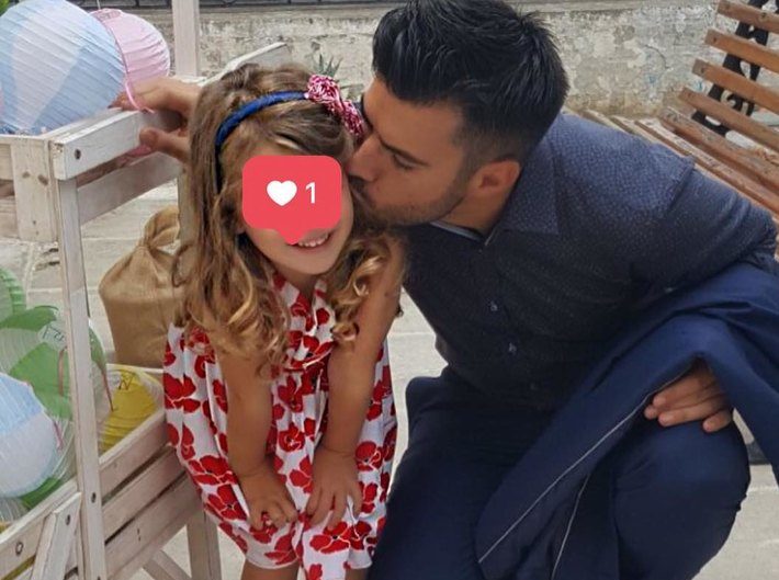 O Γιάννης Τσιμιτσέλης αποκαλύπτει σε ποιον μοιάζει η κόρη του Εύα