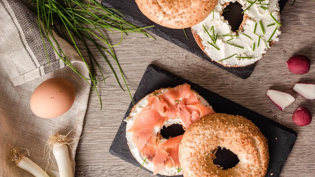 Εύκολη συνταγή για bagels με 2 μόνο υλικά -Λαχταριστά και αφράτα σε χρόνο ντε-τε!