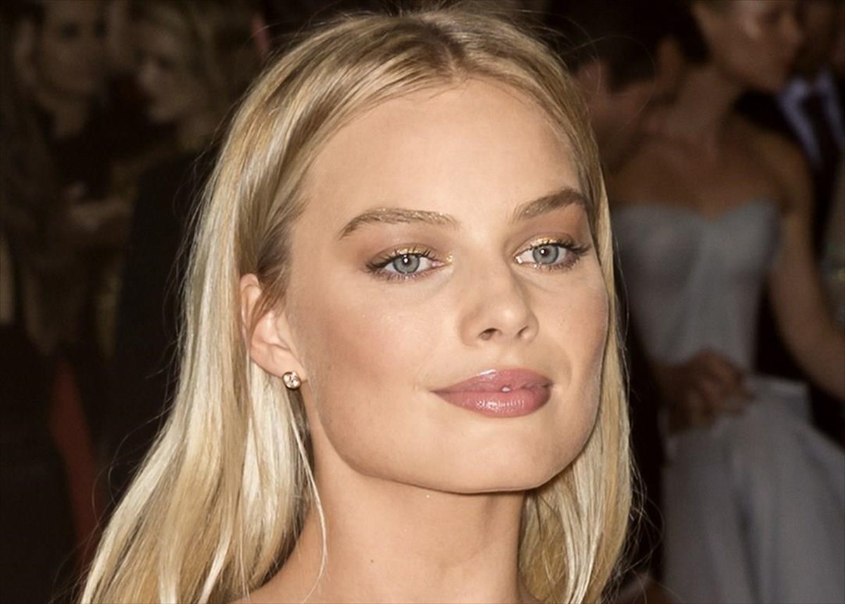 H Margot Robbie στο πρώτο της look ως Barbie, είναι ολόιδια με την ξανθιά κούκλα