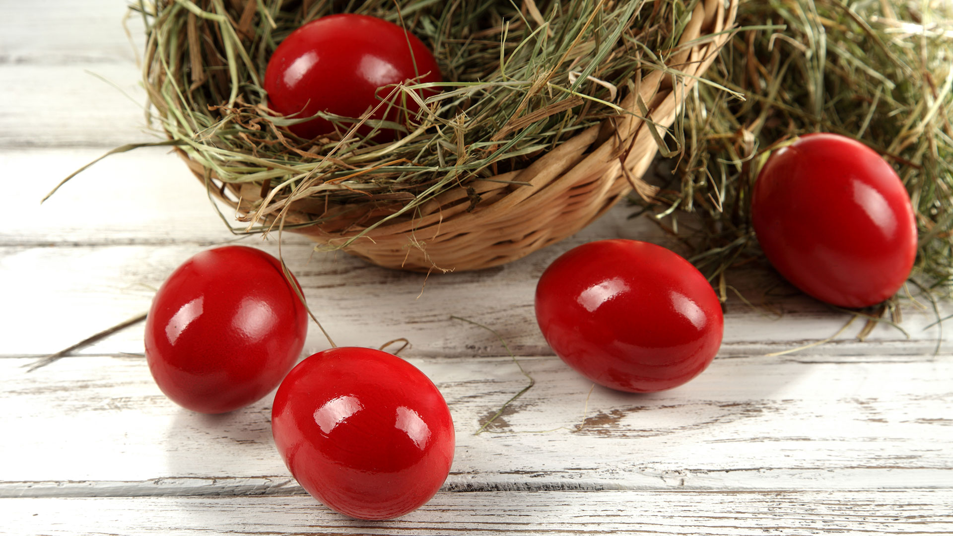Πάσχα: Γιατί βάφουμε τα αβγά κόκκινα τη Μεγάλη Πέμπτη;