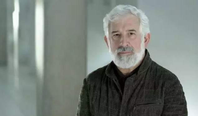 «Ο Πέτρος Φιλιππίδης άρπαξε τον Σπύρο Μπιμπίλα από το πέτο και φώναζε: Εσύ είσαι πρωταγωνιστής;;;»￼