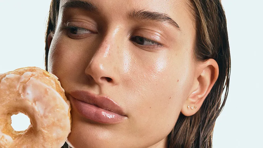 Hailey Bieber: Λάνσαρε τo skincare brand της και εντυπωσιάζει