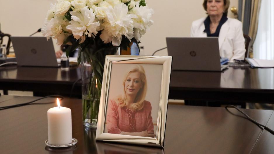 Ζέτα Αιμιλιανίδου: Λευκά λουλούδια και αναμμένο κερί στην θέση της στο Υπουργικό