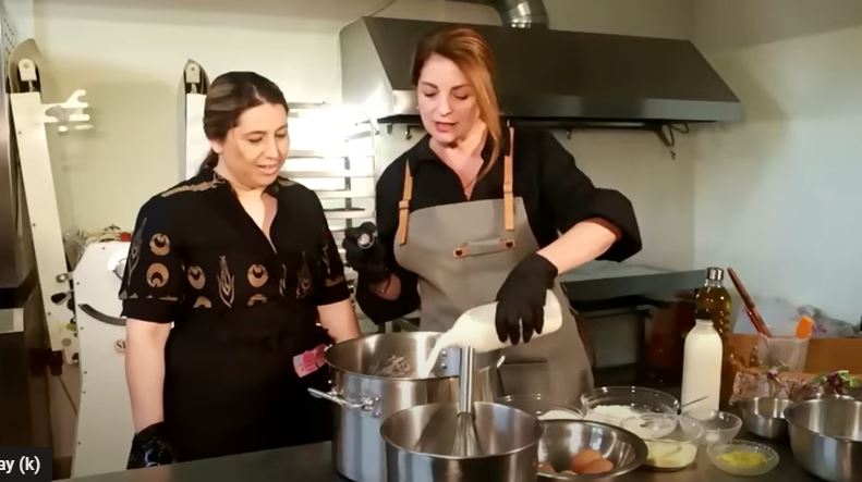 Άντζελα Γκερέκου: Φτιάχνει γαλατόπιτα, το διάσημοτερο γλυκό της Μάνης (βίντεο)