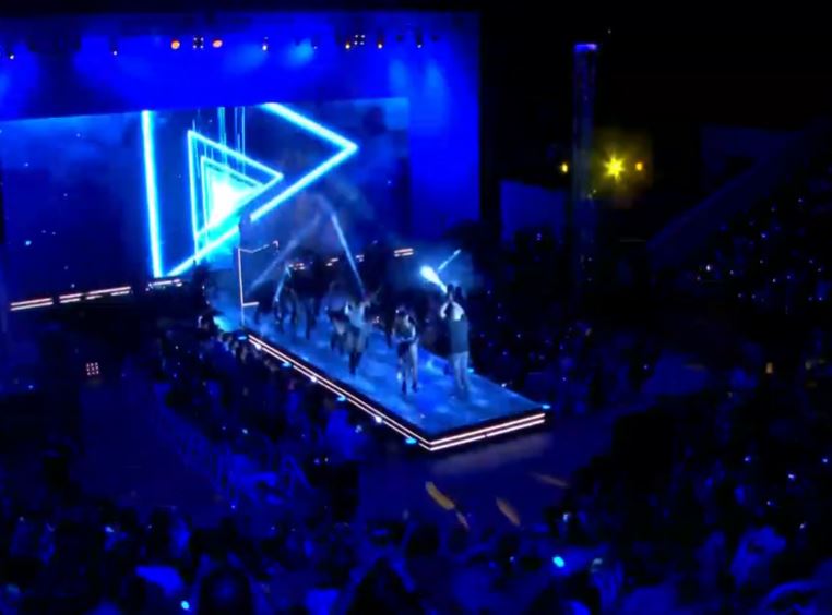 Η φαντασμαγορική έναρξη του season finale του «Λούης Night Show»!(Βίντεο)