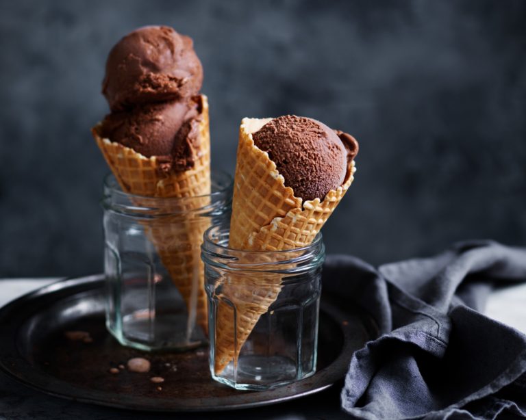 Παγωτό σοκολάτα με δύο υλικά χωρίς ζάχαρη – Θα αντισταθείτε;