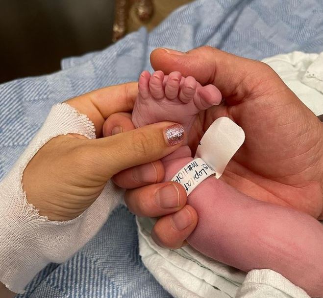 Zευγάρι της showbiz υποδέχθηκε το τέταρτο παιδάκι του