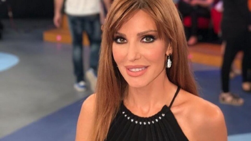 Βίκυ Χατζηβασιλείου: Ποζάρει με μαγιό και εντυπωσιάζει με το καλλίγραμμο κορμί της