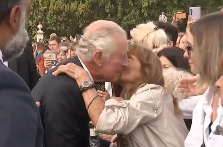 Η στιγμή που Κύπρια φίλησε τον βασιλιά Κάρολο έγινε viral (Βίντεο)