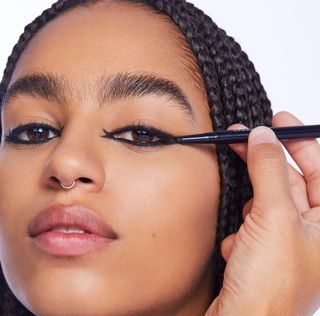 Dior: Προτείνει ένα διαφορετικό τρόπο να εφαρμόζεις το eyeliner σου