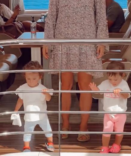 Χριστίνα Μπόμπα:  Το απολαυστικό βίντεο με τις δίδυμες στο πλοίο