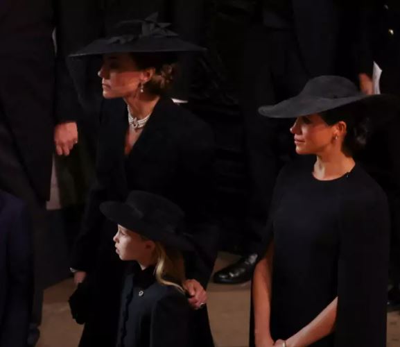 Το αριστοκρατικό στυλ της Kate και της Meghan στην κήδεια της Βασίλισσας