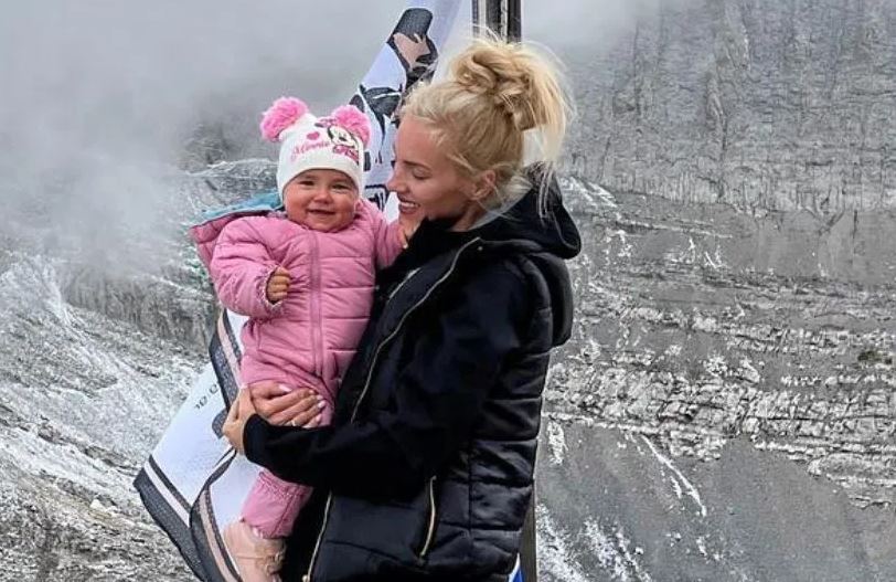 Τζούλια Νόβα: Ανέβηκε στον Όλυμπο μαζί με το μωρό της
