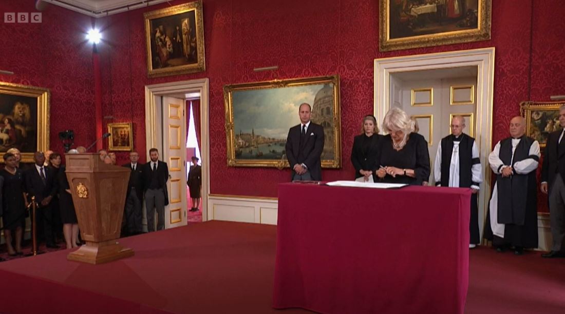 Η  διακήρυξη για την ανακήρυξη του Καρόλου υπογράφτηκε από τα μέλη της βασιλικής οικογένειας