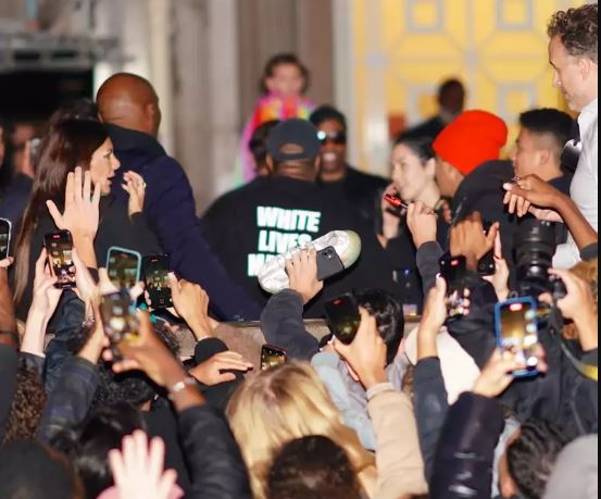 Kanye West: Το μπλουζάκι του προκάλεσε τις αντιδράσεις του fashion-crowd