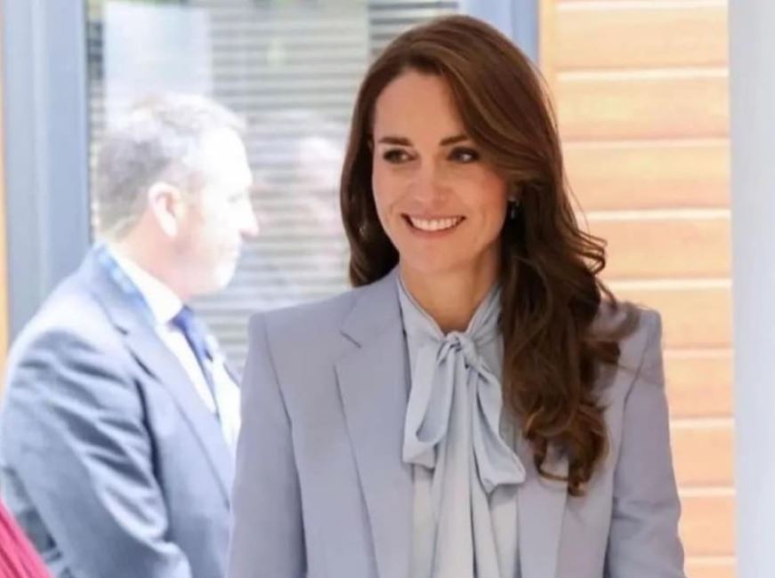 Kate Middleton: Βρήκαμε την κομψή μπλούζα της κάτω από 30 ευρώ
