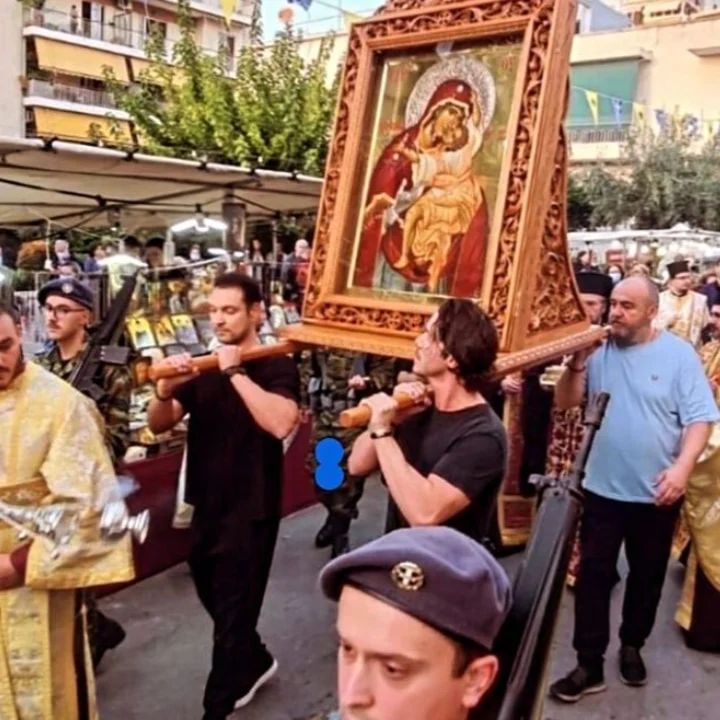 Νίκος Οικονομόπουλος: Σήκωσε την εικόνα της Παναγίας σε λιτανεία - Δείτε την φωτογραφία