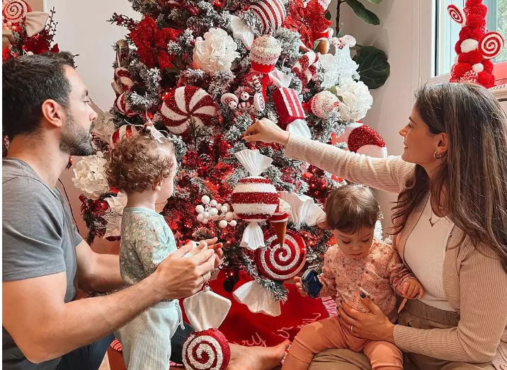 Μπόμπα – Τανιμανίδης: Στόλισαν το πιο όμορφο candy χριστουγεννιάτικο δέντρο με τις δίδυμες κόρες τους