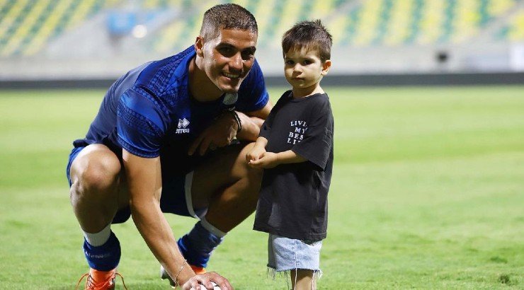 Ό,τι πιο γλυκό! Ο Πιέρος “λιώνει” βλέποντας το γιο του να στολίζει το… υπέροχο Χριστουγεννιάτικο δέντρο τους