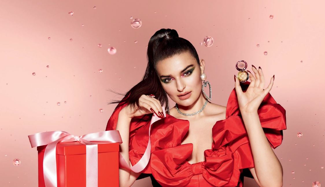 Yποδεχτείτε την εορταστική περίοδο με  ολοκληρωμένα γιορτινά gift kits από την M∙A∙C Cosmetics.