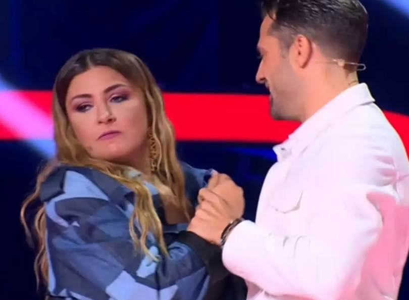 Η Έλενα Παπαρίζου χαστούκισε τον Κωνσταντίνο Αργυρό στη σκηνή του «The Voice»