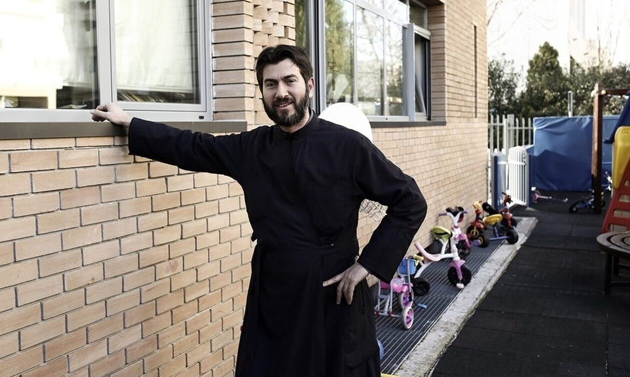 Κιβωτός του Κόσμου: Αυτό είναι το δωμάτιο του πατρός Αντωνίου με… τζάκι και όργανα γυμναστικής