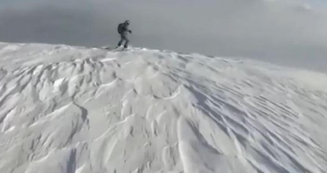ΒΙΝΤΕΟ: Χιονοστιβάδα «κατάπιε» σκιέρ σε βουνοκορφή της νότιας Ρωσίας
