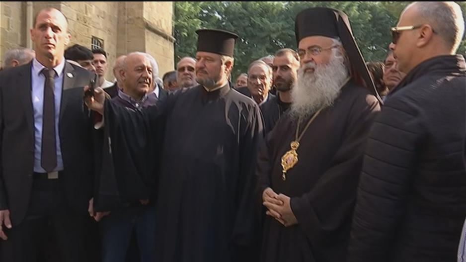 But first let me take a... selfie με τον νέο Αρχιεπίσκοπο (ΒΙΝΤΕΟ)